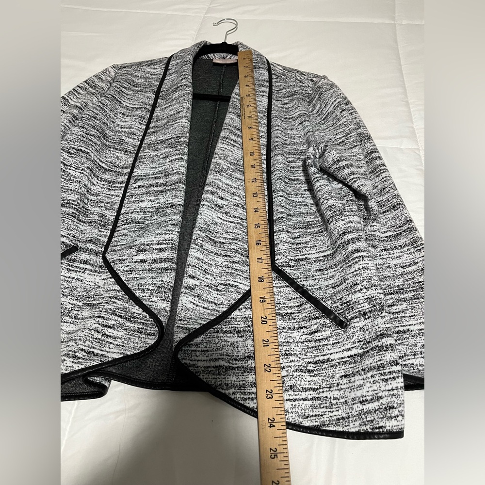 Chico's Open Front Jacket Black & White Print w/ Faux Leather Look Trim Size 1 - Picture 3 of 8
